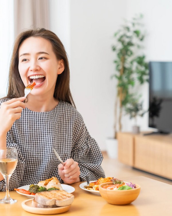 食事を楽しむ女性